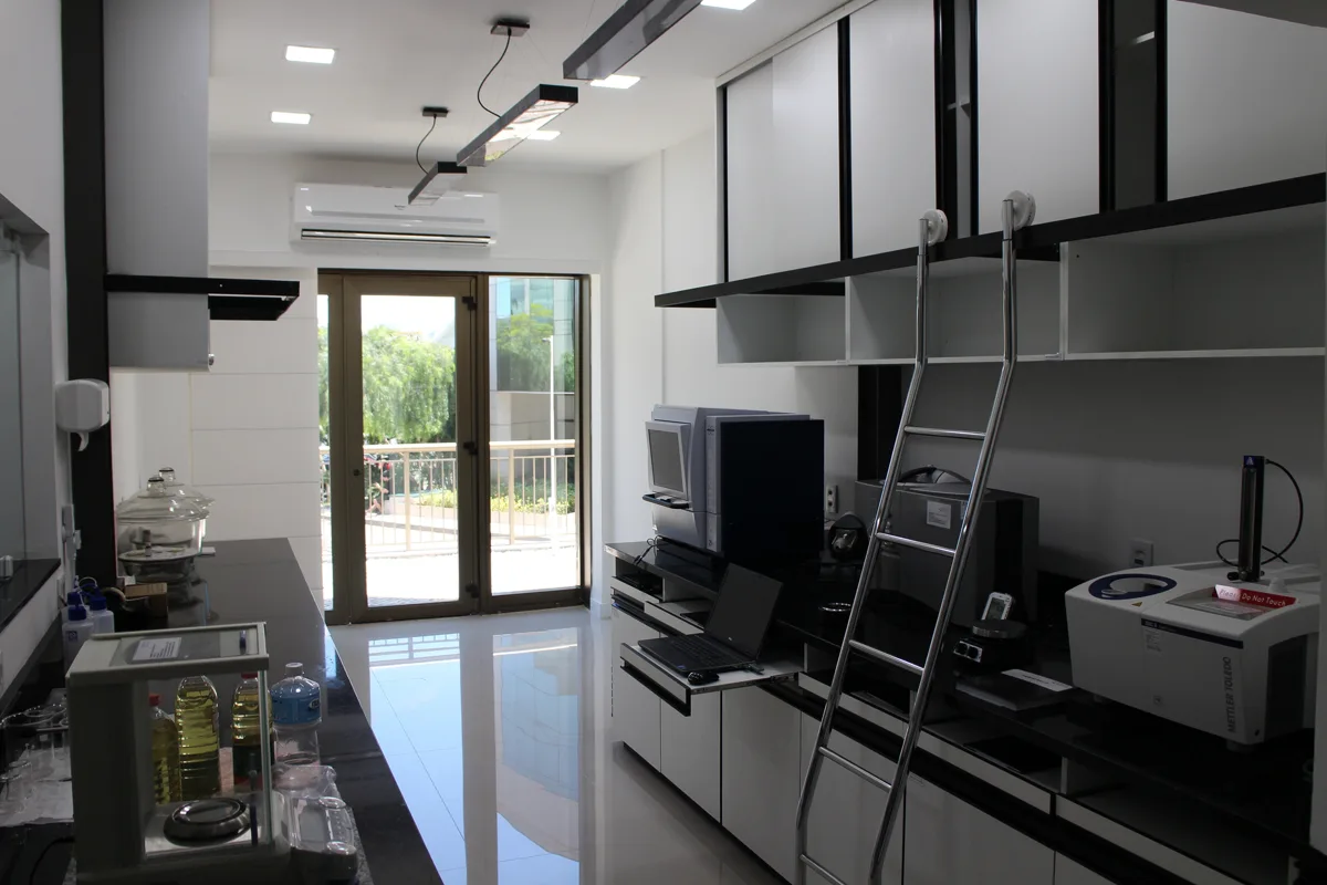 The solid-state laboratory bench with thermal analysis and crystallisation equipment